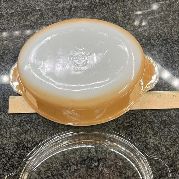 Vintage Fire King Casserole Dish / Serving Bowl with Lid. 467 - Picture 13 of 17